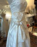 Simple and elegant tube top white satin embroidery waist knotted floor-length wedding dress HZ1022