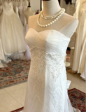 Elegant sweetheart neckline tulle lace trimmed wedding dress with bow back and small train HZ1022
